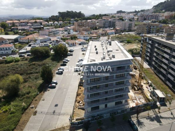 Apartamento T3 c/ Varanda e Lugar de Garagem Duplo em Oliveira do Douro 