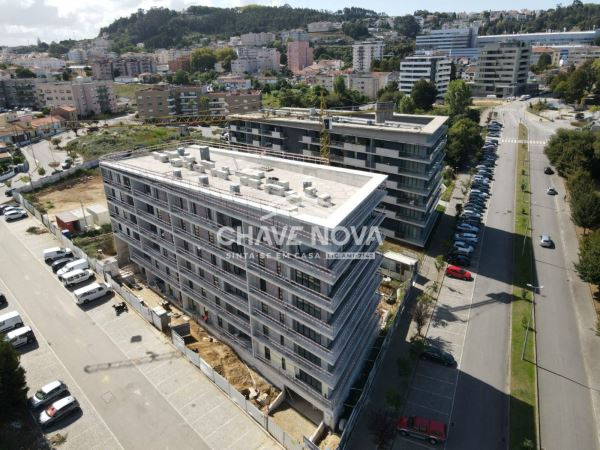 Apartamento T3 c/ Varanda e Lugar de Garagem Duplo em Oliveira do Douro 