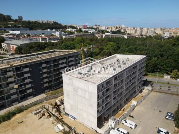 Apartamento T3 c/ Varanda e Lugar de Garagem Duplo em Oliveira do Douro 