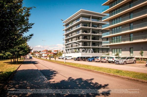 Apartamento T3 c/ Varanda e Lugar de Garagem Duplo em Oliveira do Douro 