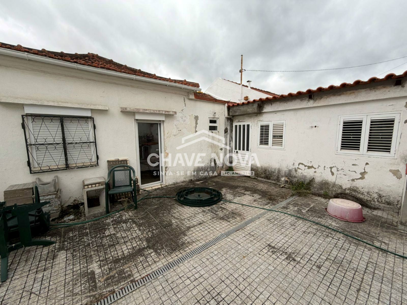 Moradia T3 em Campolide com logradouro para remodelar ao seu gosto!