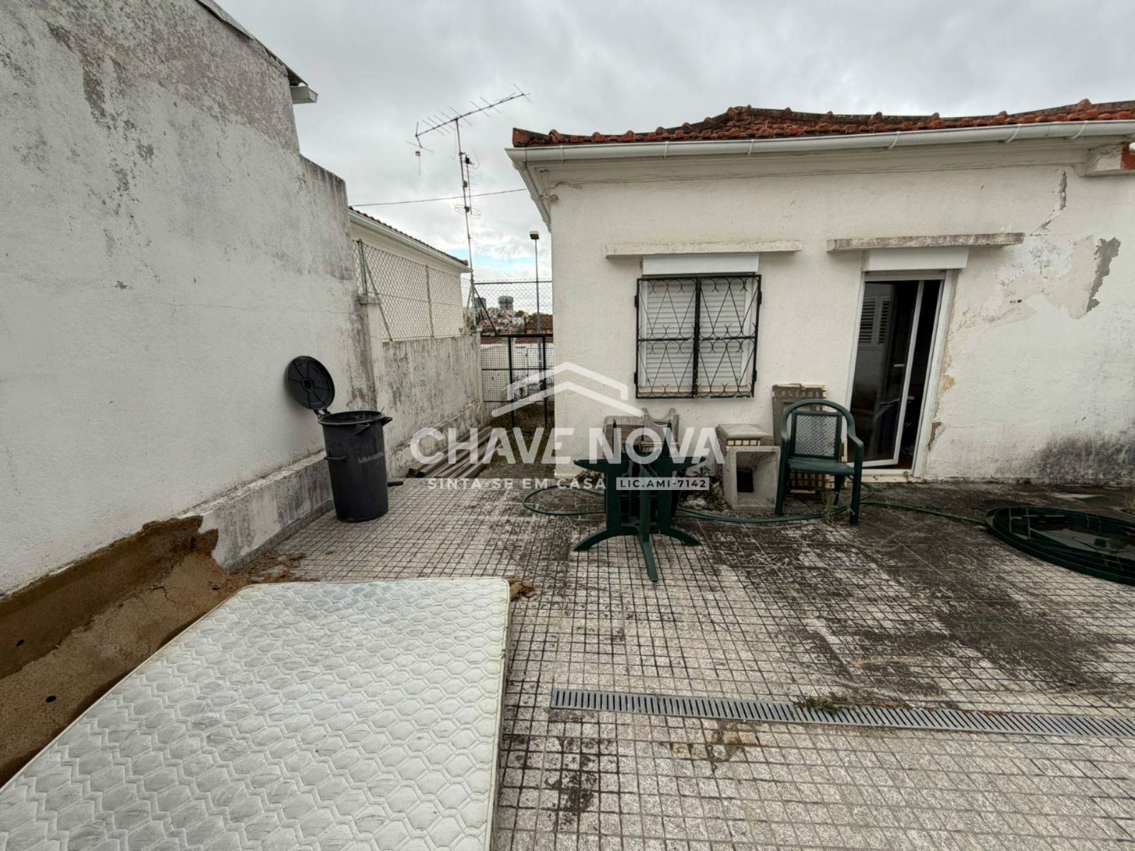 Moradia T3 em Campolide com logradouro para remodelar ao seu gosto!