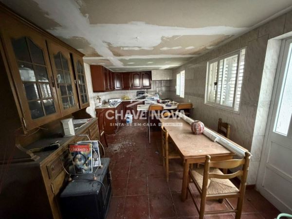 Moradia T3 em Campolide com logradouro para remodelar ao seu gosto!