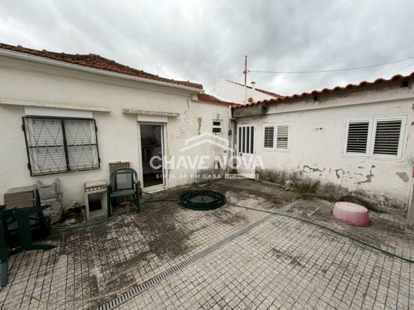 Moradia T3 em Campolide com logradouro para remodelar ao seu gosto!