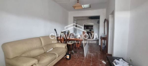 Moradia T3 em Campolide com logradouro para remodelar ao seu gosto!