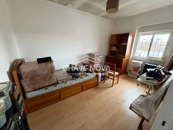 Moradia T3 em Campolide com logradouro para remodelar ao seu gosto!