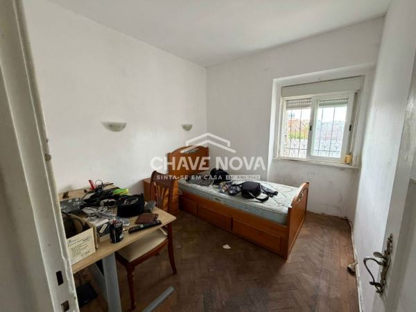 Moradia T3 em Campolide com logradouro para remodelar ao seu gosto!