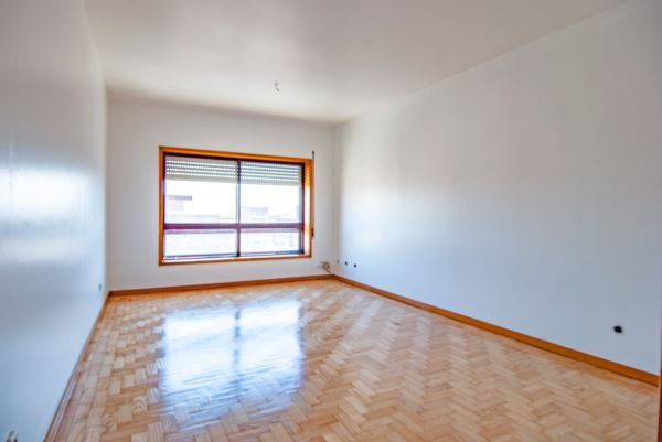 T3 com vistas desafogada em Vilar do Andorinho