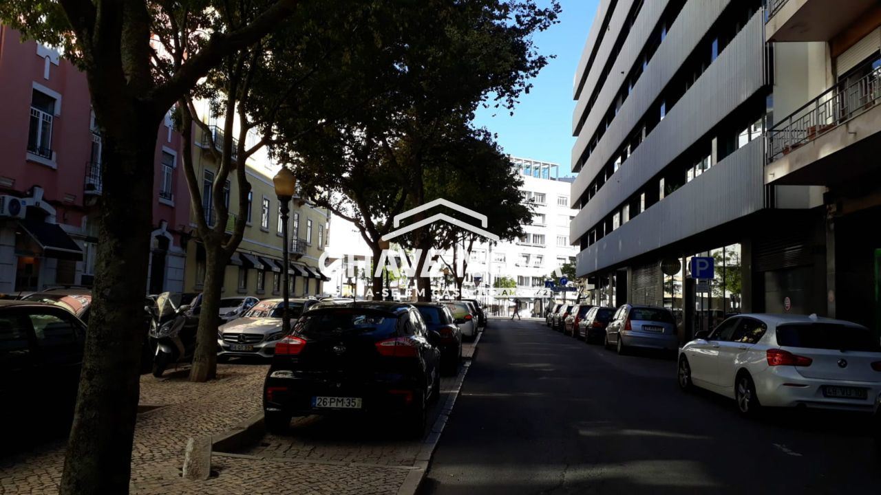 Apartamento T3 Renovado na Rua Antonio Enes, Avenidas Novas, Lisboa.