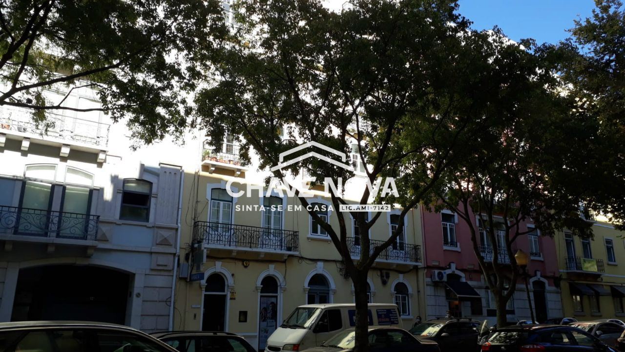 Apartamento T3 Renovado na Rua Antonio Enes, Avenidas Novas, Lisboa.