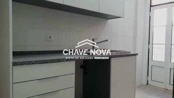 Apartamento T3 Renovado na Rua Antonio Enes, Avenidas Novas, Lisboa.