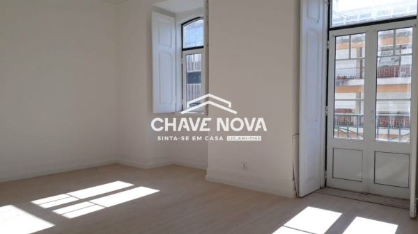 Apartamento T3 Renovado na Rua Antonio Enes, Avenidas Novas, Lisboa.