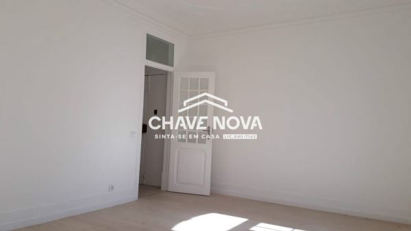 Apartamento T3 Renovado na Rua Antonio Enes, Avenidas Novas, Lisboa.