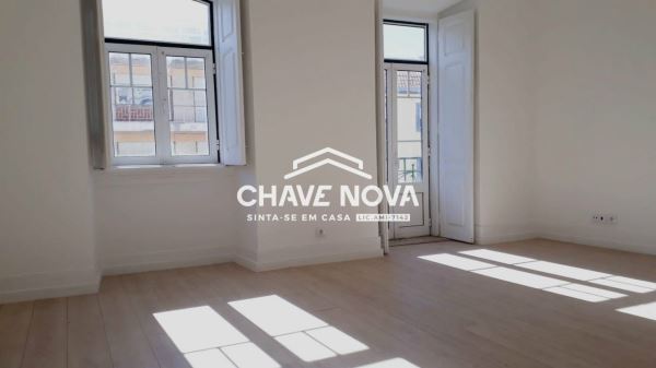 Apartamento T3 Renovado na Rua Antonio Enes, Avenidas Novas, Lisboa.