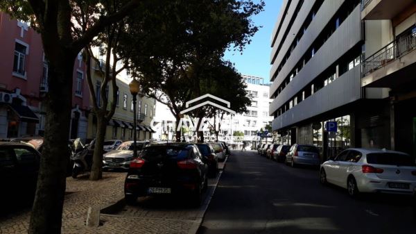 Apartamento T3 Renovado na Rua Antonio Enes, Avenidas Novas, Lisboa.