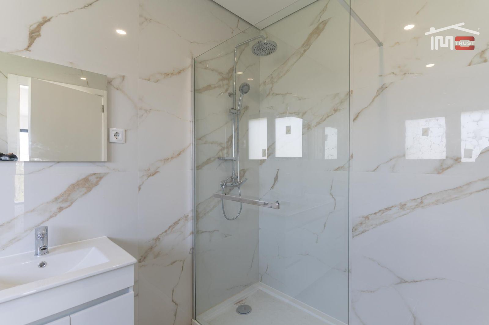 Moradia T3 para Venda em Nossa Senhora das Misericordias