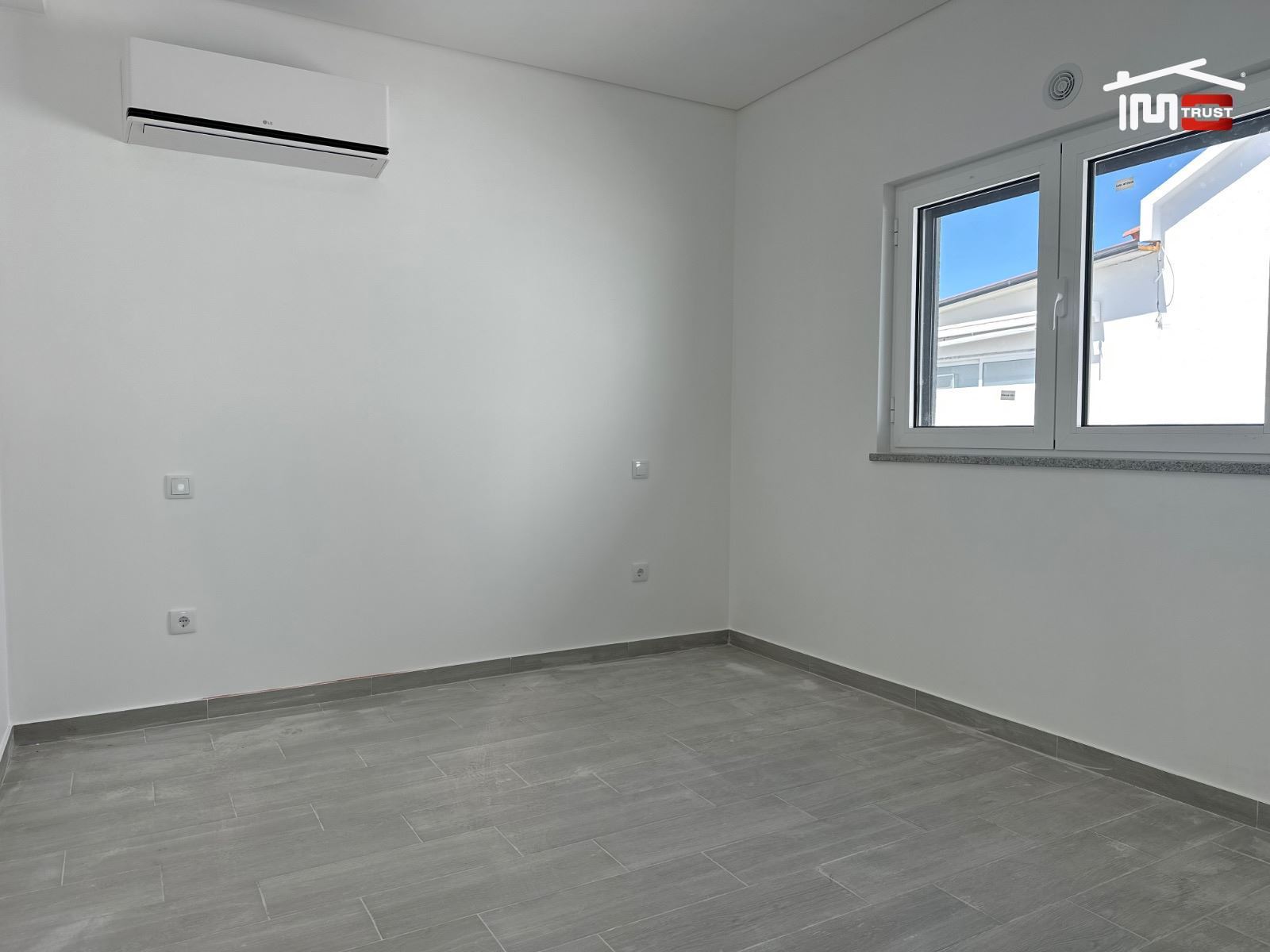 Moradia T4 para Venda em Atalaia e Alto Estanqueiro-Jardia