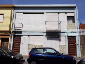 Moradia bifamiliar T6, para Compra